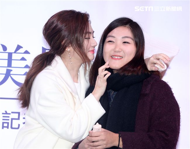 Selina任家萱代言化妝品直呼「姊！天生適合靠臉吃飯」。（記者邱榮吉/攝影）