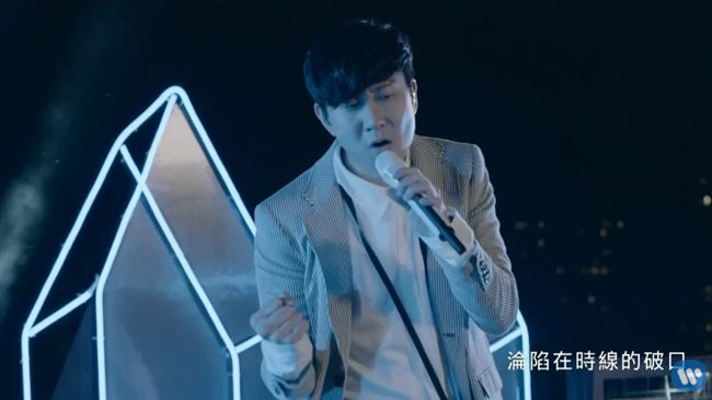 太逼真！JJ站懸崖邊飆歌…網全嚇壞