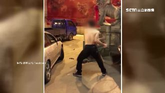 拜拜完車被擋　男脫衣砸自己車槓車主