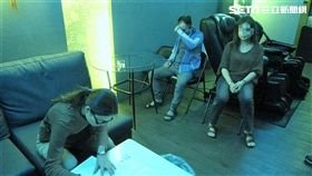 高雄市1家美容會館從事半套色情服務，警方率隊前往美容會館臨檢，當場查獲楊女為畢男進行按摩加半套性服務，楊女坦承讓畢男隔著薄紗愛撫胸部及下體，警方訊後將兩人依社維法裁罰（翻攝畫面）