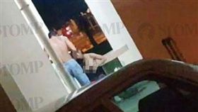 新加坡一對情侶，在組屋底樓上演2分鐘活春宮（圖／翻攝自中國報）