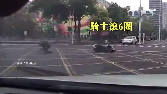 超狂違規左轉　騎士遭撞飛連滾6圈