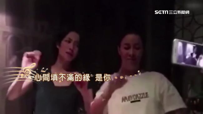 天后好萌！王菲、那英醉擁唱跳手勢舞