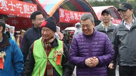 由人安、華山、創世基金會共同舉辦的「第28屆寒士吃飽30」尾牙，4日在總統府前「辦桌」，副總統陳建仁出席。（圖／總統府提供）