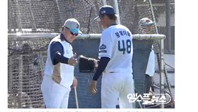 ▲NC恐龍左投王維中（右）牛棚練投後，與監督金卿文擊掌。（圖／截自韓國媒體）