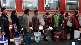 神器曝光！陸「春運」返鄉潮　農民竟人手一堆「油漆桶」 圖／翻攝自微博