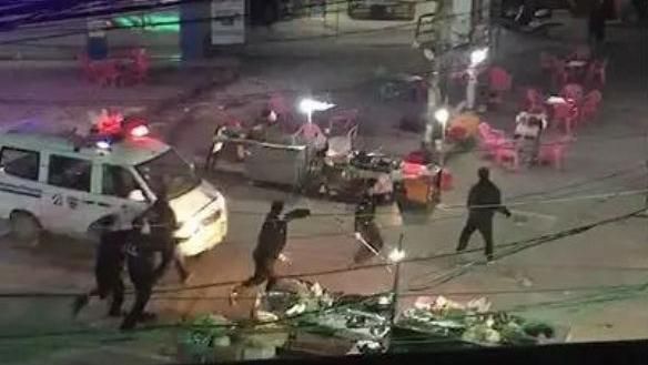 拿殺豬刀砍路人！男發狂對警叫囂單挑