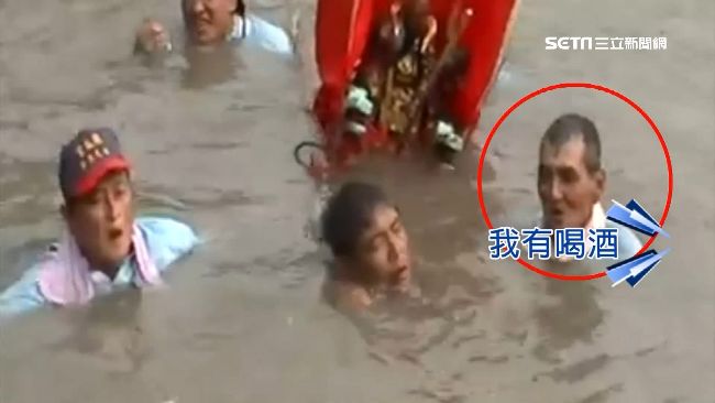 阿伯扛神明轎「酒駕」　墜溪中險滅頂