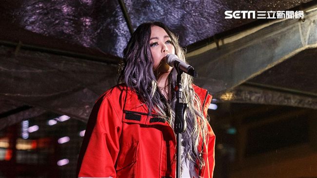 歌迷頂低溫冒雨力挺　阿妹感動道歉