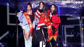 艾怡良徐佳瑩挺阿妹　台上大秀女女吻