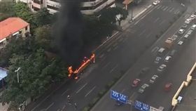 大陸,火燒車,意外,廣州,巴士,員工車　圖／翻攝自百度新聞