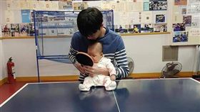 江宏傑指導女兒握球拍。（圖／翻攝自福原愛推特）