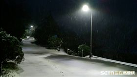 大屯山鞍部下雪