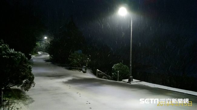寒流發威！大屯山鞍部氣象站下雪中