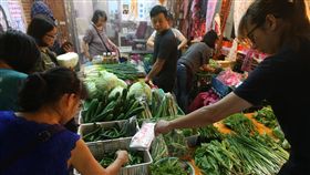 菜價漲約2成（1）經濟部長沈榮津15日表示，受到西螺果菜市場休市，台北農產運銷市場蔬菜到貨量減少，目前菜價上漲約兩成。圖為台北民眾在傳統市場買菜。中央社記者張新偉攝　106年10月15日
