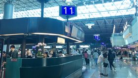 桃機南跑道養護暫封16小時　提醒民眾注意桃園國際機場南跑道自11月1日凌晨零時起將暫時封閉16小時進行養護工程，預計有60架次飛機、9000名旅客受影響，提醒民眾留意班機時間，並配合各航空公司指示前往機場。圖為桃園機場大廳。中央社記者吳睿騏桃園機場攝  106年10月31日