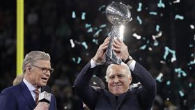 ▲費城老鷹老闆Jeffrey Lurie捧起隊史首座超級盃。（圖／美聯社／達志影像）