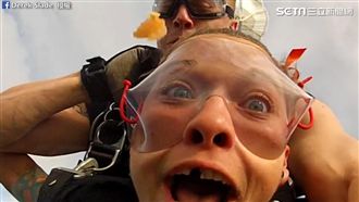 直擊金髮妹跳傘初體驗　下秒假牙噴飛