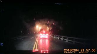 生死瞬間！蘇花公路落石　車主險逃生