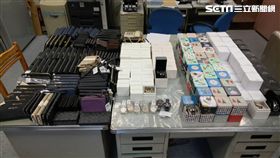 桃園機場1名陳姓旅客，從美國舊金山搭機返台時，攜帶皮夾、皮包及手錶等373件精品，遭到海關當場查獲後扣留，倘若經鑑價後超過旅客入境每人攜帶物品2萬元的免稅額度，關務署台北關將依海關緝私條例處分沒入（翻攝畫面）