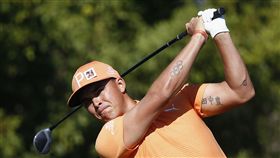 ▲美國職業高爾夫好手Rickie Fowler帽子上貼著小球迷照片。（圖／美聯社／達志影像）