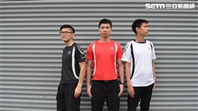 替代役型男展示查扣拍賣的運動上衣。台中分署提供