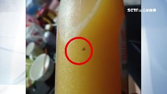 果汁未拆竟有蟲？眼尖網友抓包秒打臉