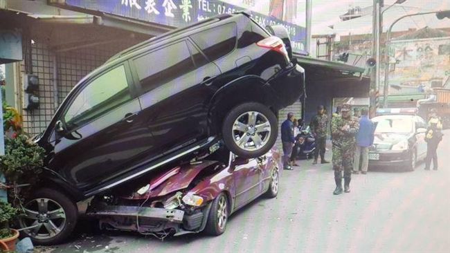 她與軍車擦撞　離奇暴衝剷飛休旅車