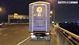 大貨車行經國道3號北上208公里處時，車上2座流動廁所掉落車道，駕駛下車將廁所推至路肩，才未釀成意外事故，不過國道七公隊仍依法開出9000元罰單（翻攝畫面）