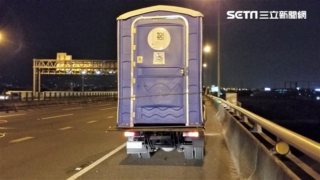 國道驚見飛天廁所　貨車司機罰9千元