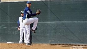 王維中美國牛棚練投。（圖／翻攝自韓國媒體）