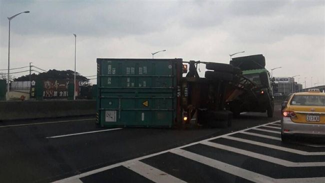 國道2號傳貨櫃車側翻　釀全線封閉
