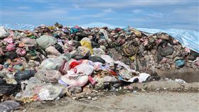 花蓮無焚化爐　垃圾得送宜蘭燒據花蓮縣環保局統計，花蓮縣境內垃圾產生量平均一年約5萬公噸，目前多送往宜蘭利澤焚化廠焚燒；縣內多個鄉鎮雖有區域性掩埋場處理，近年也陸續飽和。中央社記者李先鳳攝　107年1月13日