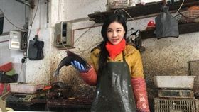 江蘇賣魚正妹娟子。（圖／翻攝自微博）