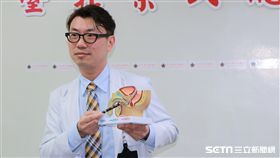 台北榮民總醫院泌尿部婦幼泌尿科醫師林志杰說明尿道狹窄的常見原因。（圖／台北榮民總醫院提供）