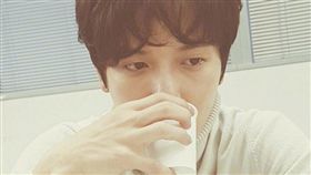 鄭容和,CNBLUE。（圖／翻攝自鄭容和微博）