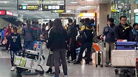 連假尾聲　澎湖馬公機場現人潮跨年元旦連假尾聲，各地出遊、返鄉民眾陸續返回工作崗位，澎湖馬公機場1日也出現人潮，有航空公司適時加班疏運，助民眾順利返台。中央社  107年1月1日