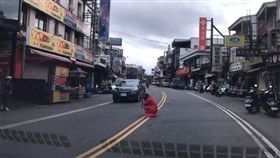 墾丁,大街,美照,危險,路中央,拍照,紅衣小女孩,爆料公社　圖／翻攝自臉書