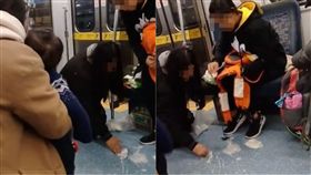 吐奶,火車,嬰兒,媽媽,寶寶,陌生人,抱怨,善後,擦拭,暖心 圖／翻攝自YouTube https://goo.gl/NGtJvu