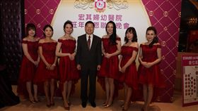 又到了歲末年終尾牙的旺季，也是企業主犒賞員工，慰勞他們一整年辛勞的最好時機，桃園市中壢區的宏其婦幼醫院今年尾牙也很不一樣，除了獎品抽不完之外，還有首度登場的宏其吉祥物「宏宏」和「其其」帶動小朋友熱場，院長張紅淇帶領醫護人員一起high翻抖肩舞，讓員工與來賓驚豔連連，院長張紅淇表示，宏其婦幼醫院員工年資十年以上近佔5成，五年內員工流動率約1%，很感謝所有同仁的認同，未來也會帶著大家一起努力打拼，服務