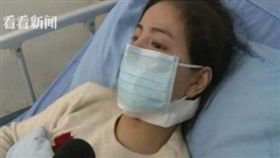 正妹在自家門外遇搶匪，閨密室友一開門嚇歪立馬關門。（圖／翻攝看看新聞）