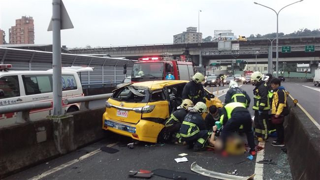 計程車撞分隔島　乘客飛出車外無心跳