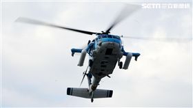 國防部博愛營區實施直升機落地訓練，由陸航黑鷹直升機反特攻、特戰小組實施空中突擊作戰操演，空軍海鷗救護直升機實施傷患吊掛急救操演。（記者邱榮吉/攝影）