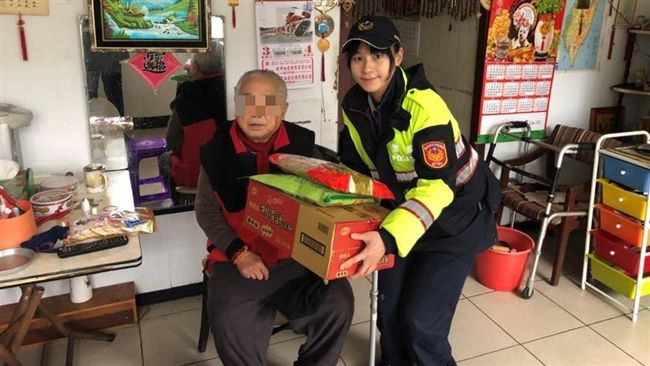體感溫度只有5度！　女警關懷獨居翁