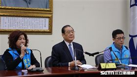 國民黨基隆市長候選人由謝立功出線（右），宋瑋莉謙讓（左）