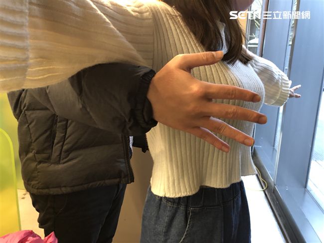 膝蓋不好？噁男「撲倒」女店員襲胸