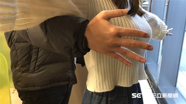 帶學生回家「活絡筋骨」狼師扒衣吸乳