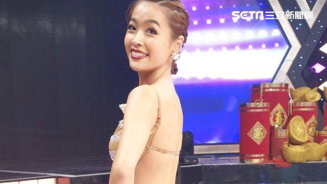 撇開何守正　小嫻全裸美背回「娘家」