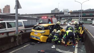 小黃自撞橋墩　射擊選手遭拋飛身亡