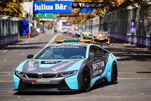 BMW i8安全前導車。(圖/翻攝Formula E網站)